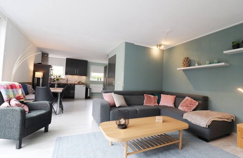 Grou House | Holiday Home in Grou with Bubble Bath