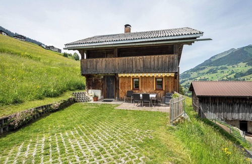 Raggal House | Holiday Home “Knusperhäuschen Höfen-Hüsle” with Mountain View