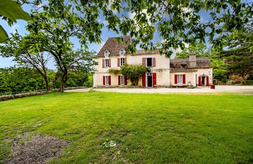 Grignols House | Holiday Home 'La Jembertie En Périgord' with Private Pool, Private Terrace and Wi-Fi