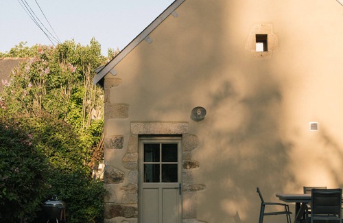 Pluneret House | Holiday Home 'La Petite Maison' with Shared Pool, Private Terrace and Wi-Fi