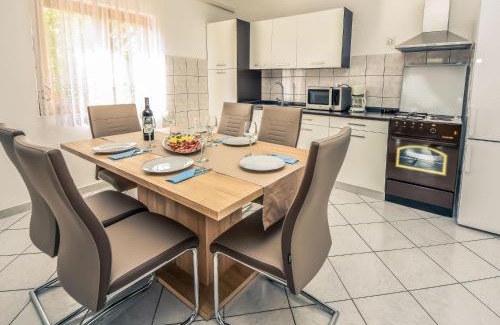 Pridraga House | Holiday Home Laura by Interhome