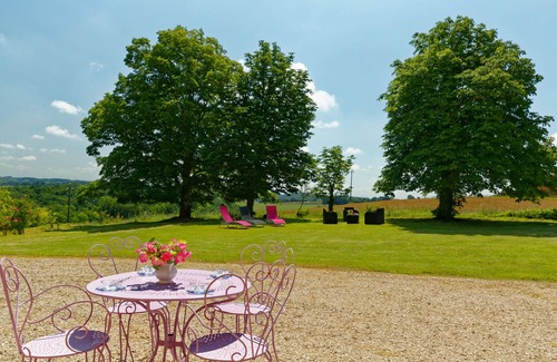 Monlezun House | Holiday Home 'Le Guitou' with Private Terrace, Private Garden and Wi-Fi