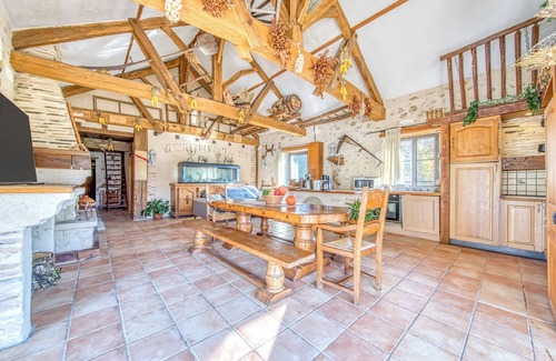 Guizengeard House | Holiday Home 'Le Moulin' with Private Pool, Private Terrace and Wi-Fi