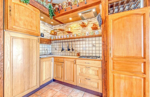 Guizengeard House | Holiday Home 'Le Moulin' with Private Pool, Private Terrace and Wi-Fi