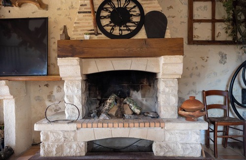 Guizengeard House | Holiday Home 'Le Moulin' with Private Pool, Private Terrace and Wi-Fi