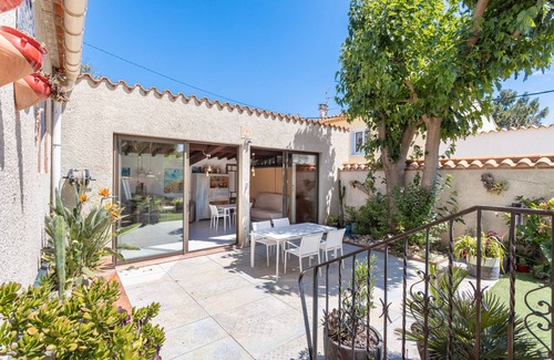 Villemolaque House | Holiday Home 'Lina' with Private Terrace, Wi-Fi and Air Conditioning