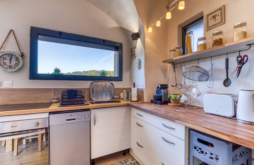 La Tour-Sur-Orb House | Holiday Home 'Maison De Village' with Private Pool, Wi-Fi and Air Conditioning