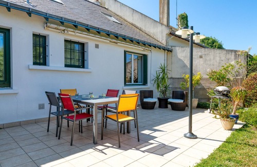 Guerande House | Holiday Home 'Maison De Charme' with Private Terrace, Wi-Fi and Air Conditioning