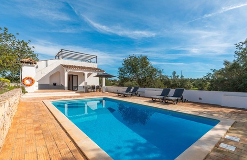 Malhao House | Holiday Home 'Margarida' with Private Pool, Wi-Fi and Air Conditioning