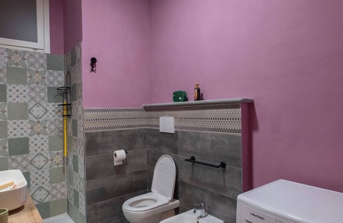 Capodimonte House | Holiday Home 'Monet 90mwifiparkingnetflix' with Balcony, Wi-Fi and Air Conditioning