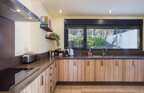 La Drova House | Holiday Home 'Mountain View Villa' with Mountain View, Wi-Fi and Air Conditioning