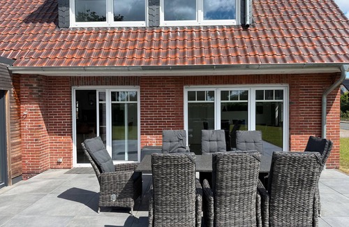 Neuenburg House | Holiday Home 'Neeborg' with Private Terrace, Garden, and Wi-Fi