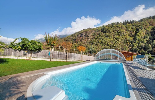 Rifiano House | Holiday Home 'Palme' with Mountain View, Shared Pool and Wi-Fi
