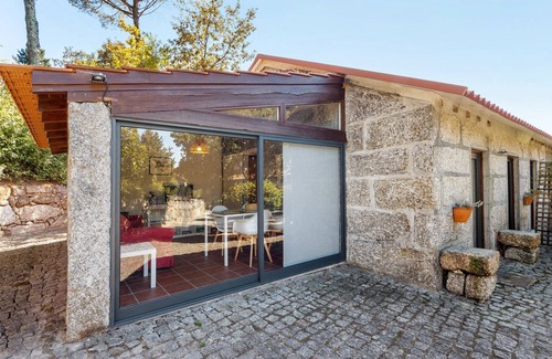 Beijos House | Holiday Home 'Casa De Andrães Camélias' with Shared Pool, Wi-Fi and Air Conditioning