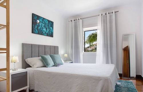Tabua House | Holiday Home "Sea La Vie Madeira" with Shared Terrace & Wi-Fi