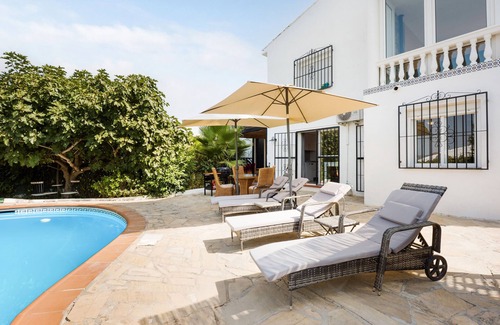 Alcaucin House | Holiday Home 'Serena Vista' with Mountain View, Wi-Fi and Air Conditioning
