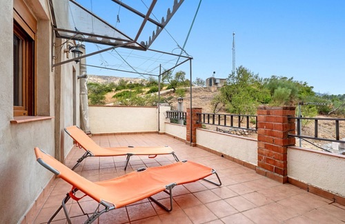 El Lloar House | Holiday Home 'Tranquil' with Mountain View, Wi-Fi and Air Conditioning