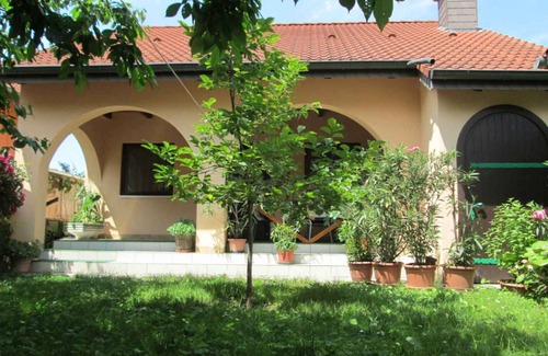 Balatonboglar House | Holiday home with terrace and barbecue