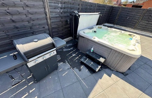 Neuborger House | Holiday home with private hot tub and air conditioning.