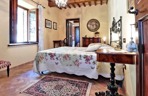 Serrapetrona House | Holiday house Serrapetrona for 1 - 12 persons with 6 bedrooms - Holiday home