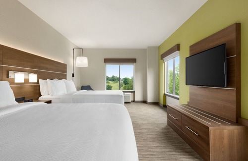 Akron Hotel | Holiday Inn Express & Suites Akron Regional Airport Area by IHG