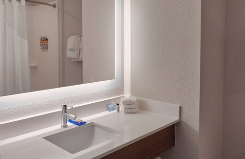 Akron Hotel | Holiday Inn Express & Suites Akron Regional Airport Area by IHG