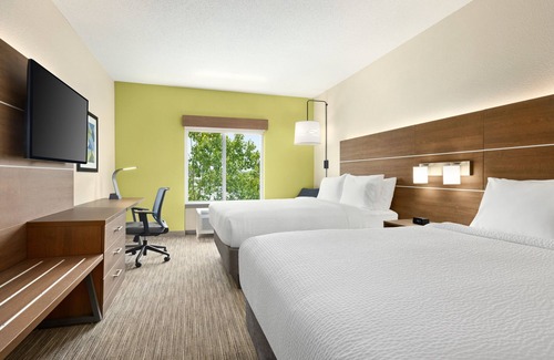 Akron Hotel | Holiday Inn Express & Suites Akron Regional Airport Area by IHG