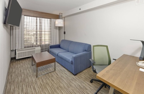 Las Colinas Hotel | Holiday Inn Express & Suites Irving Conv Ctr - Las Colinas by IHG