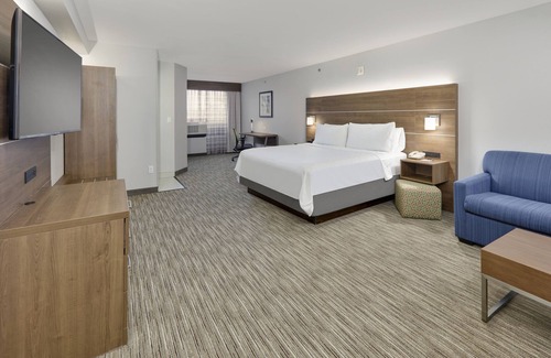 Las Colinas Hotel | Holiday Inn Express & Suites Irving Conv Ctr - Las Colinas by IHG