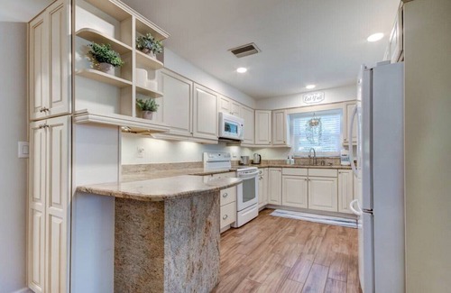 Tarpon Springs House | HOLIDAY SALE! Spacious 3 BR close to the Beach! Pet Friendly! ALL 5 ⭐️ reviews!