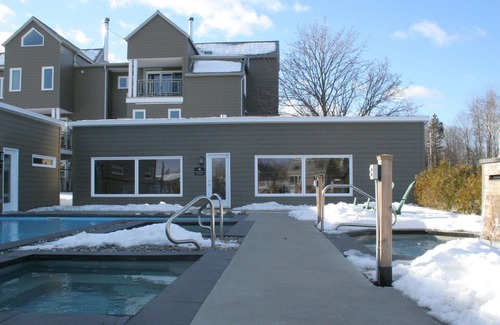 Beaupre Apartment | Holidays mountain condo with spa and fireplace