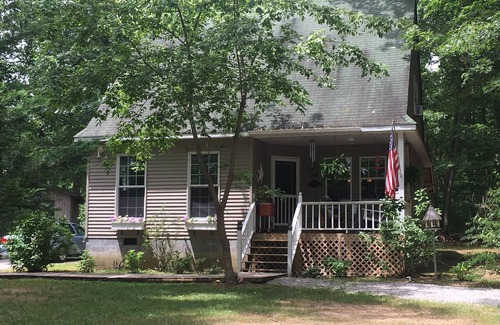 Altamont Cottage | Hollerback Hunt & Yacht Club, peaceful lakefront with private dock on 6 Acres