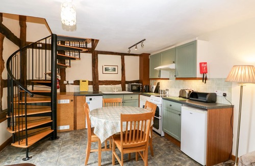 Leominster Cottage | HOLLY BUSH, character holiday cottage, with a garden in Luntley