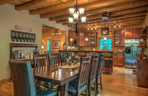 Weaverville Cabin | Holly Hill Lodge by Carolina Mornings | Fire Pit, Hot Tub, & Woods🌲