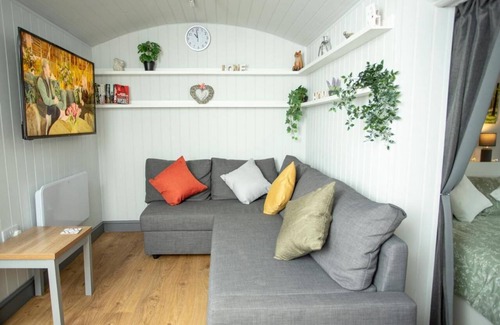 Frampton Cabin | Holly Lodge | Shepherd's Hut With Hot Tub Made From Salvaged Railway Carriages