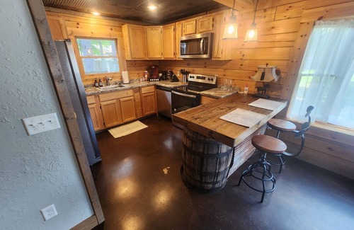 Heber Springs Cabin | Hollyn's House: 2 BR, 1 BA Cabin/Bungalow in Heber Springs, Sleeps 4