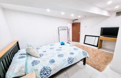 Huddersfield Apartment | holme valley canal hideaway
