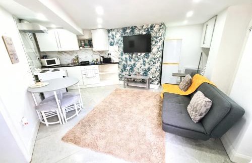 Huddersfield Apartment | holme valley canal hideaway