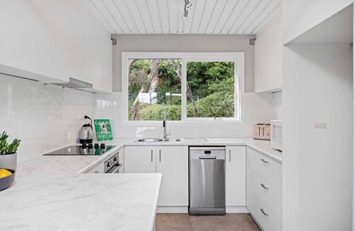 Blairgowrie House | Home away from home -Charming retro beach retreat