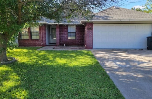 Leon Junction House | Home away from home. 3-bedroom house in nice Killeen with WiFi, AC