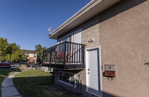 Calgary House | Home away from home 5 min away From away from dt cozy full townhome pet friendly