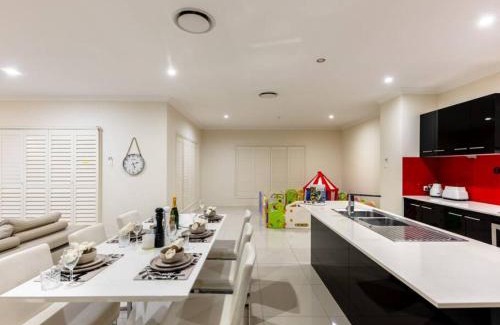 Rochedale House | Home away from home Grand Family Mansion