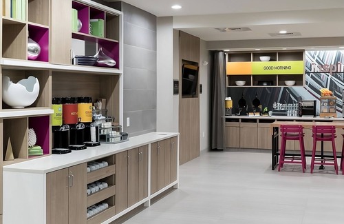Airport North Apartment | Home Away From Home! Pet Friendly King Suite, Heated Pool & Free Breakfast!