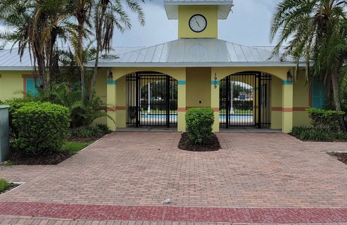 Ruskin Apartment | Home Paradise, Cozy guest suite in Ruskin POOLS HIGH SPEED WIFI BEACH MINUTES!
