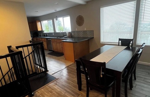 North Bend House | Home with arcade, 10 minutes to the dunes, 15 minutes to the beach