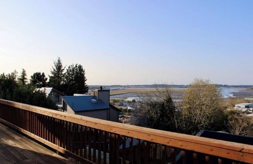 North Bend House | Home with arcade, 10 minutes to the dunes, 15 minutes to the beach