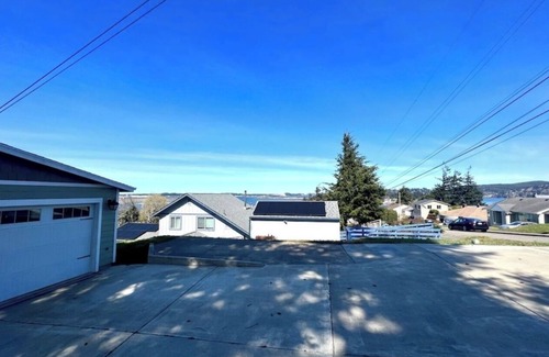 North Bend House | Home with arcade, 10 minutes to the dunes, 15 minutes to the beach