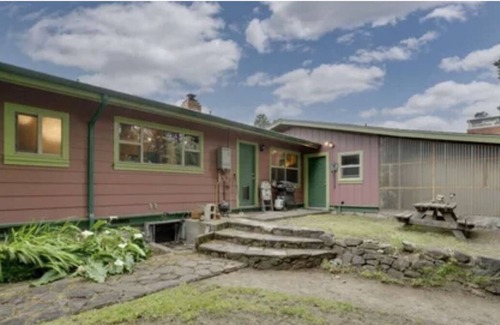 Rio Dell House | Home with Giant Redwood’s on the Eel River (w/river access)