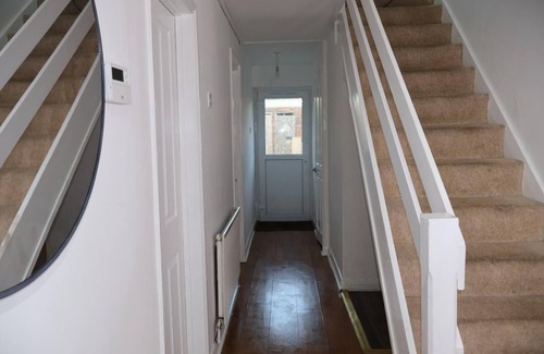 Vange House | Homely 3-bedroom House close to shops and also close to the town center