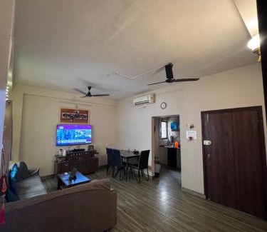 Vadodara House | Homely, Secured, Privacy at Prime Location